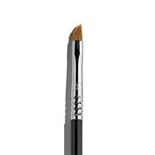 Winged Liner Brush | E06
