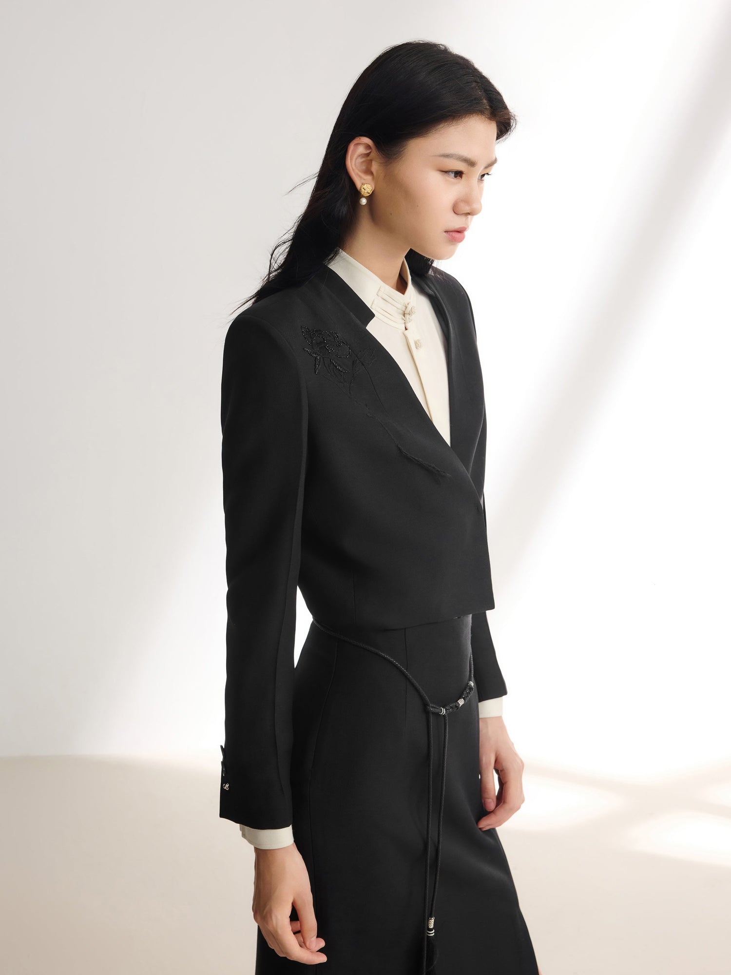 Subtle Shoulder Embroidery Blazer | Black