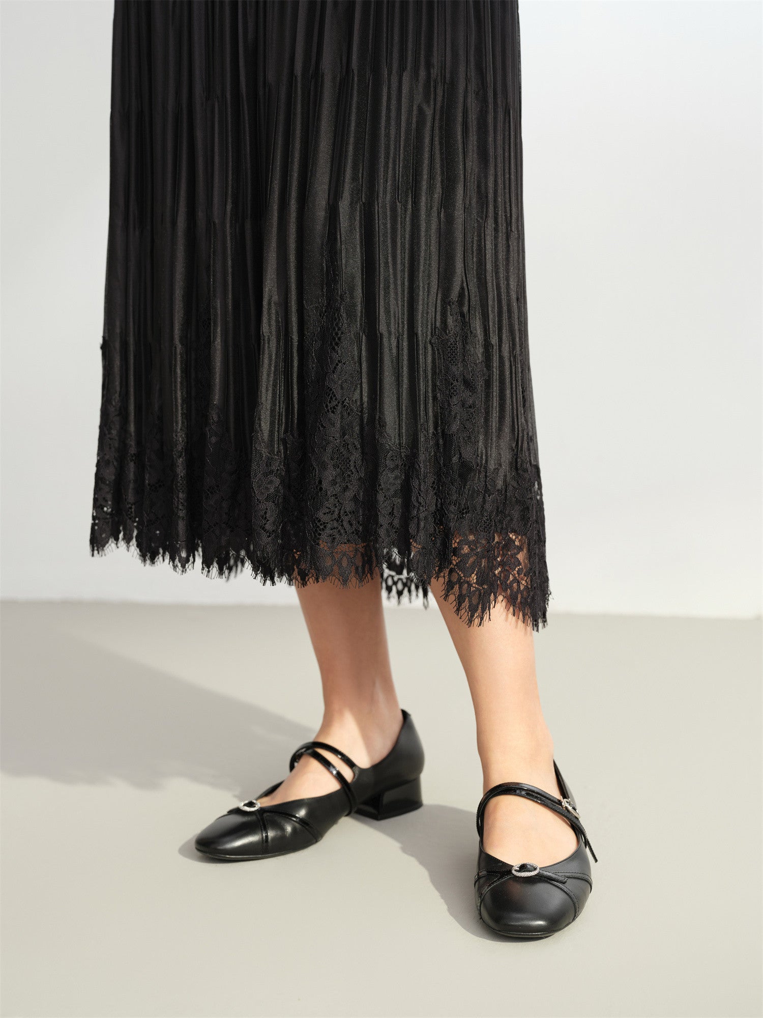 Classic Vintage Lace Pleated Skirt | Black