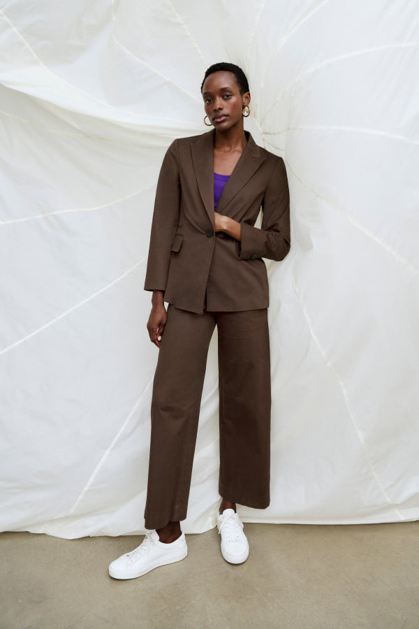 Front image of a woman wearing the Tyner jacket in stretch chino in date | Exclude