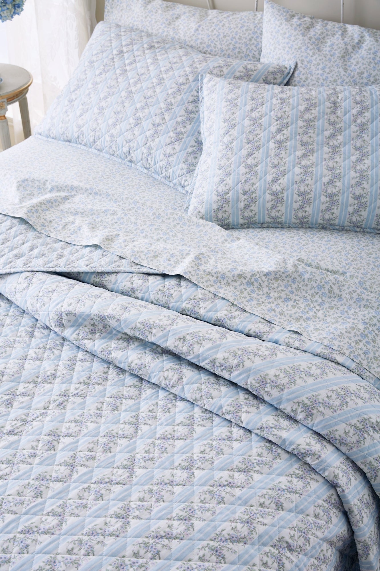 Full Marigold Wreath Quilt And Sham Set | Baby Blue Rush