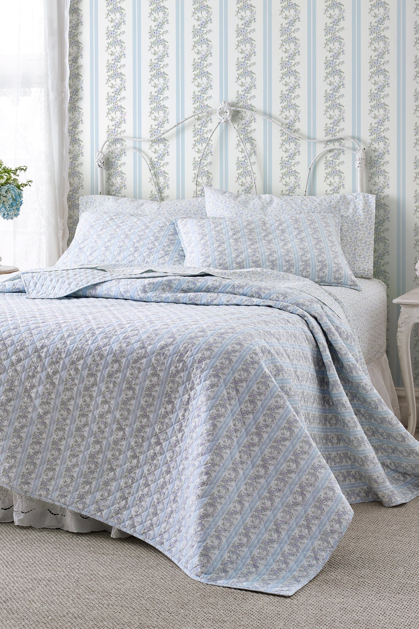 Full Marigold Wreath Quilt And Sham Set | Baby Blue Rush