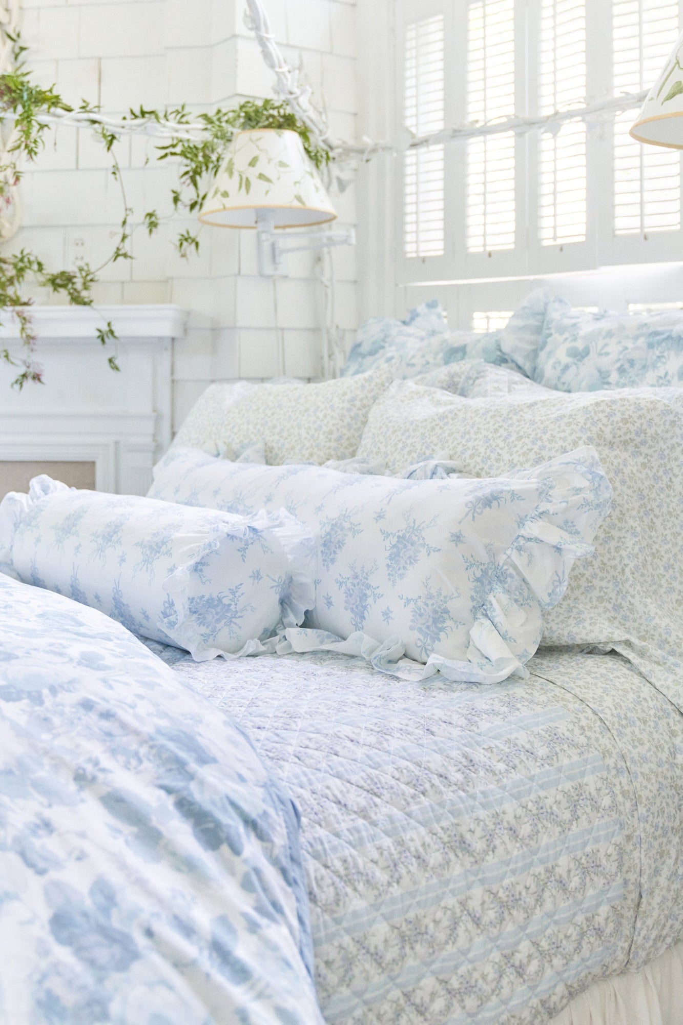 Full Marigold Wreath Quilt And Sham Set | Baby Blue Rush
