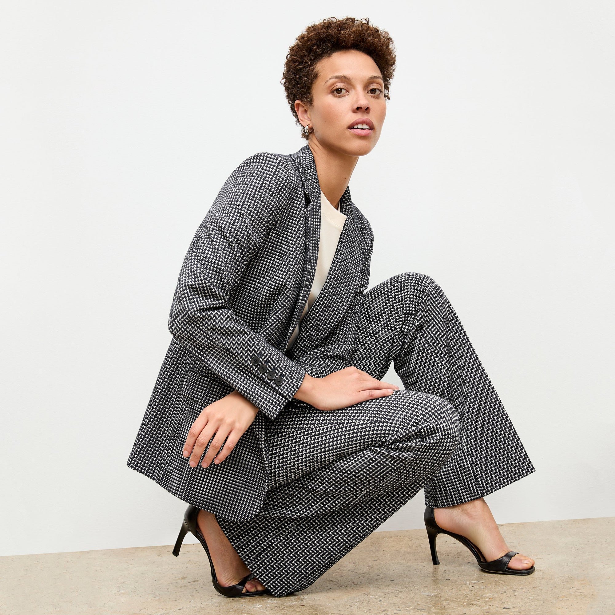 front image of a woman wearing the yiyan jacket in stretch houndstooth