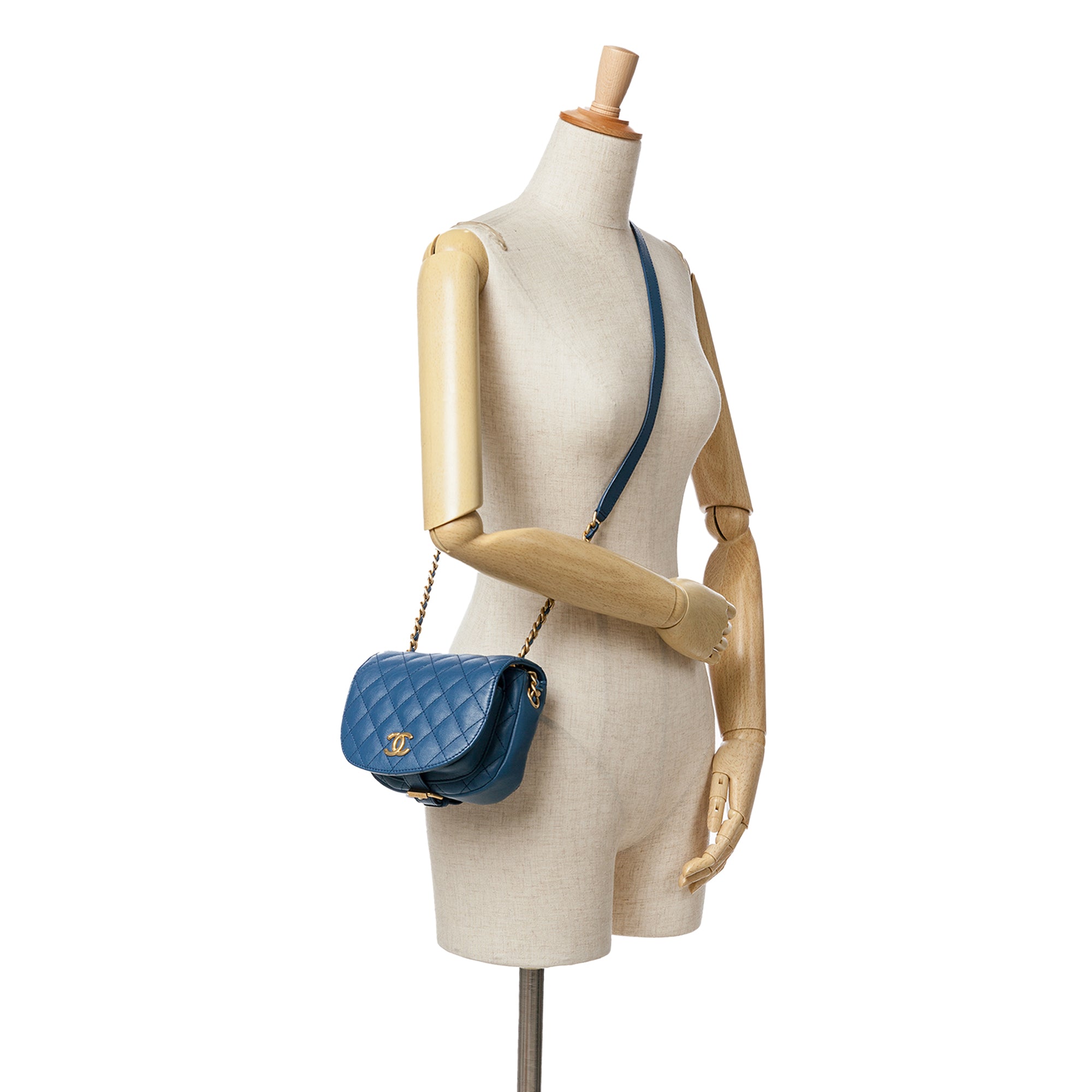 Chanel | Pre-Owned Quilted Grained Calfskin Casual Trip Messenger | Blue