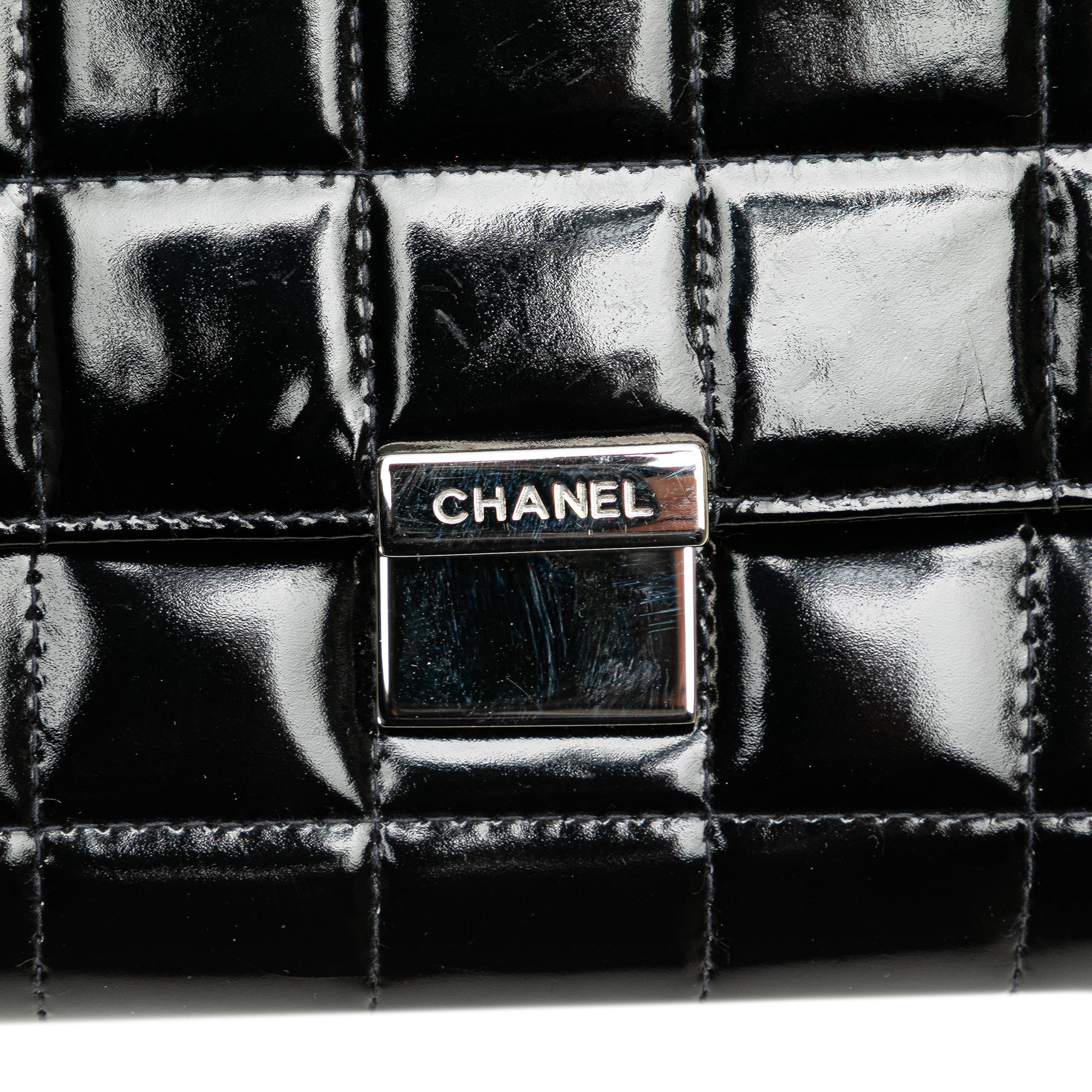 Chanel | Pre-Owned CC Chocolate Bar Patent Clutch on Chain | Black